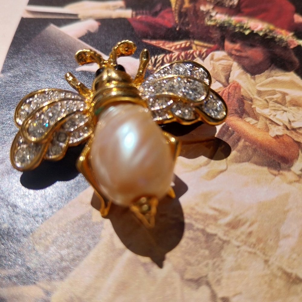 D Orlan  Brooch with Sparkling Stones - Picture 5 of 10